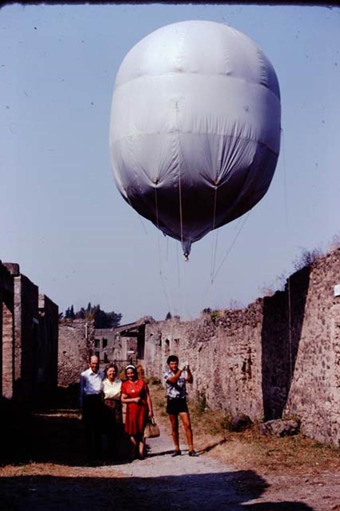 Via di Castricio, Pompeii. 1974. Looking west towards Stanley, Wilhelmina, Prof. Cerulli-Irelli and the “balloon”. Photo by Stanley A. Jashemski.
Source: The Wilhelmina and Stanley A. Jashemski archive in the University of Maryland Library, Special Collections (See collection page) and made available under the Creative Commons Attribution-Non Commercial License v.4. See Licence and use details. J74f0496