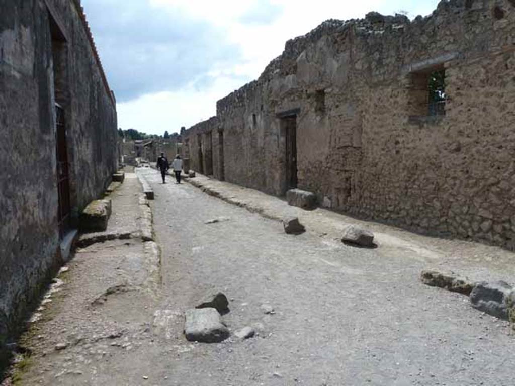 Via di Castricio, May 2010. Looking west between I.15 and I.12, from the junction with Vicolo dei Fuggiaschi