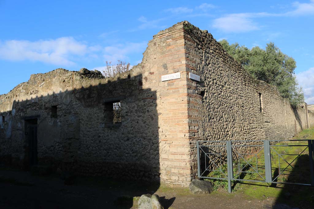Via di Castricio, north side. December 2018.
I.12.8 at south-east corner of insula at junction of Vicolo dei Fuggiaschi, on right. Photo courtesy of Aude Durand.