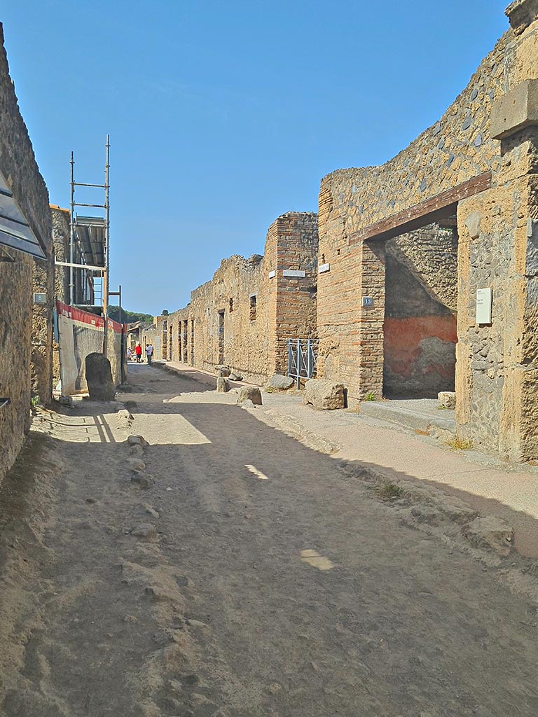 Via di Castricio, Pompeii. September 2024.
Looking west from between I.14.8, on left, and I.13.13, on right. Photo courtesy of Giuseppe Ciaramella.