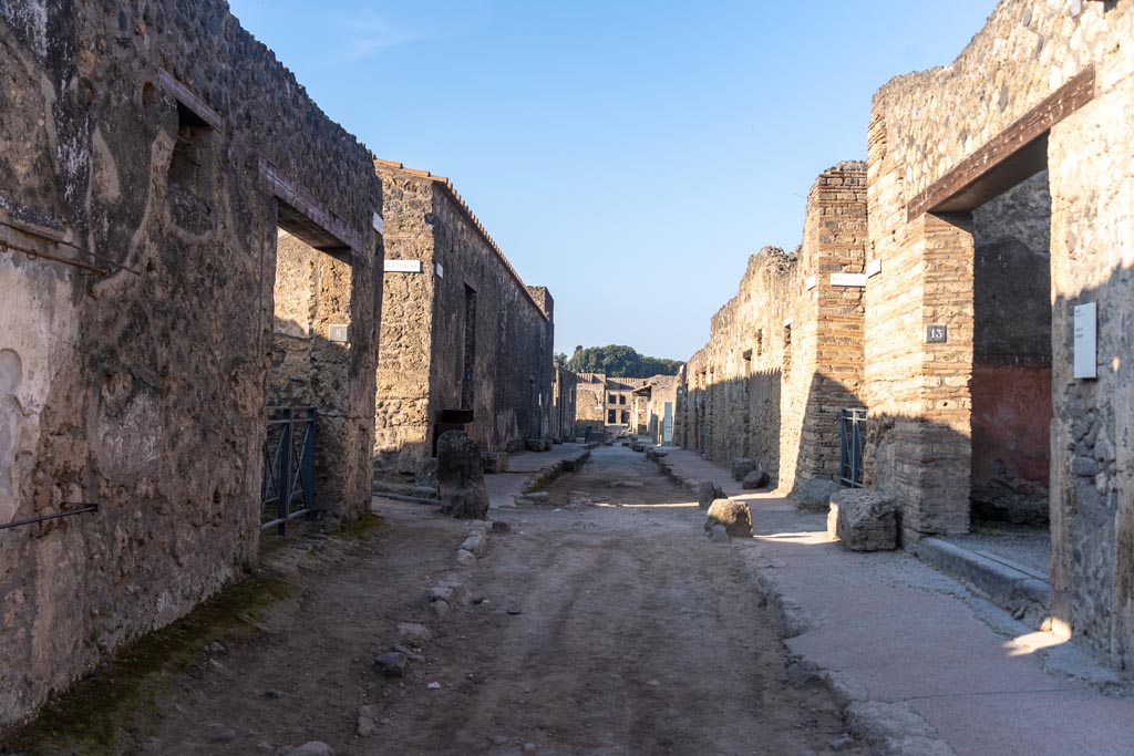 Via di Castricio, Pompeii. October 2023.
Looking west from between I.14.8, on left, and I.13.13, on right. Photo courtesy of Johannes Eber.