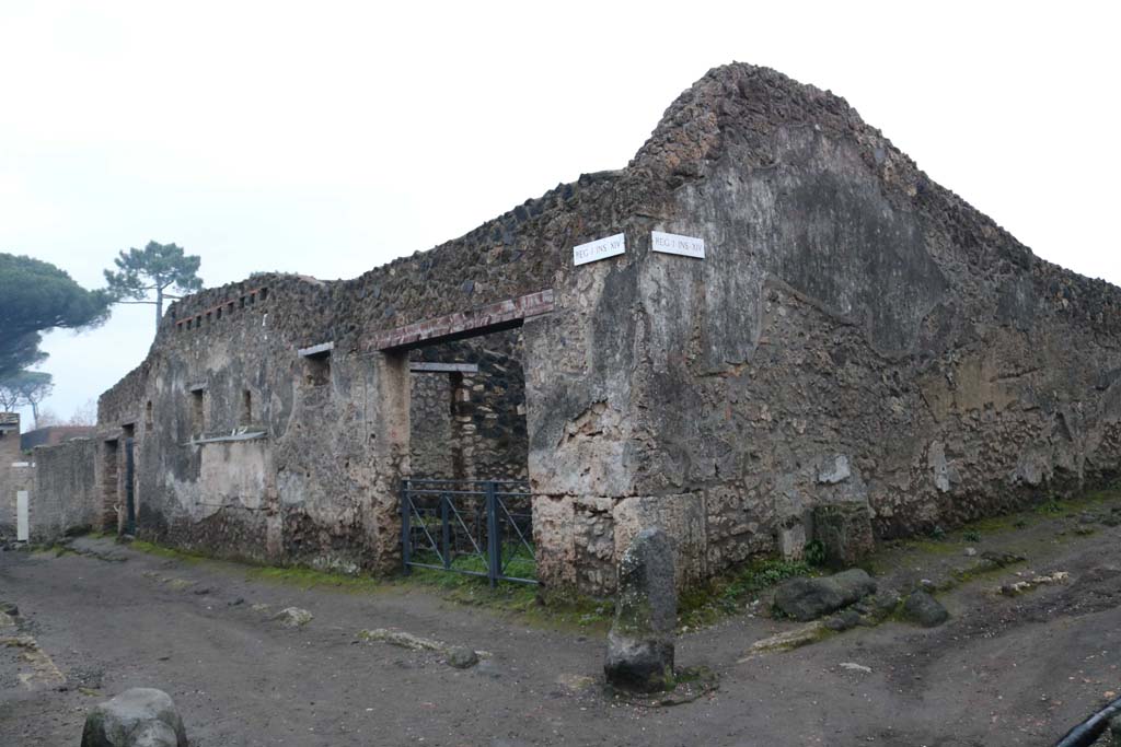 Via di Castricio, south side. December 2018.
Looking east between I.14.6/7 and I.14.8, in centre. with Vicolo dei Fuggiaschi, on right. Photo courtesy of Aude Durand.