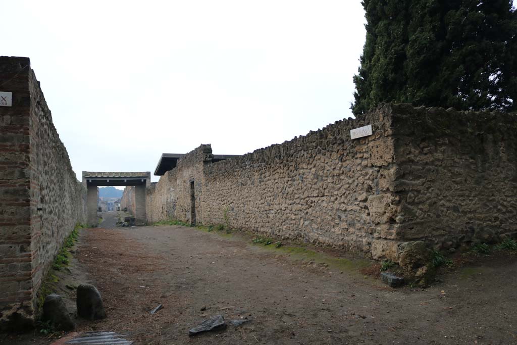 Via di Castricio, Pompeii. December 2018.
Looking west between II.9 and II.1, from junction with Vicolo di Octavius Quartio, on right. Photo courtesy of Aude Durand.