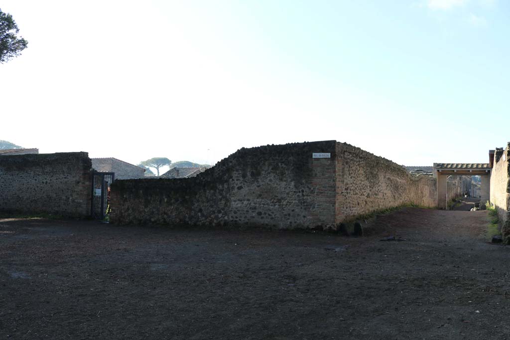 Via di Castricio, on right. December 2018.
Looking west towards north-east corner of insula II.9, with doorway to II.9.7, on left. Photo courtesy of Aude Durand.