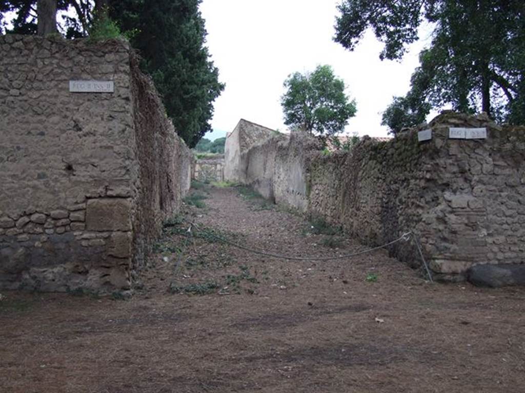 Vicolo della Venere between II.2 and II.3. December 2006. Looking north from junction with Via di Castricio.