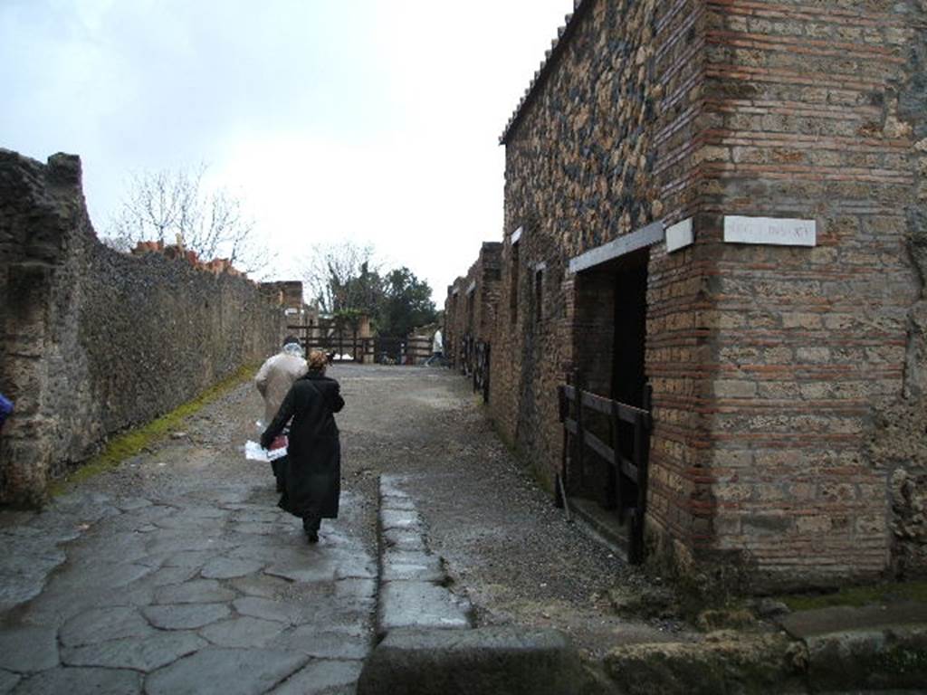 Via di Nocera, west side, December 2004. Looking west between I.20 and I.14, with 1.14.15 on the north side of the junction with Via della Palestra.