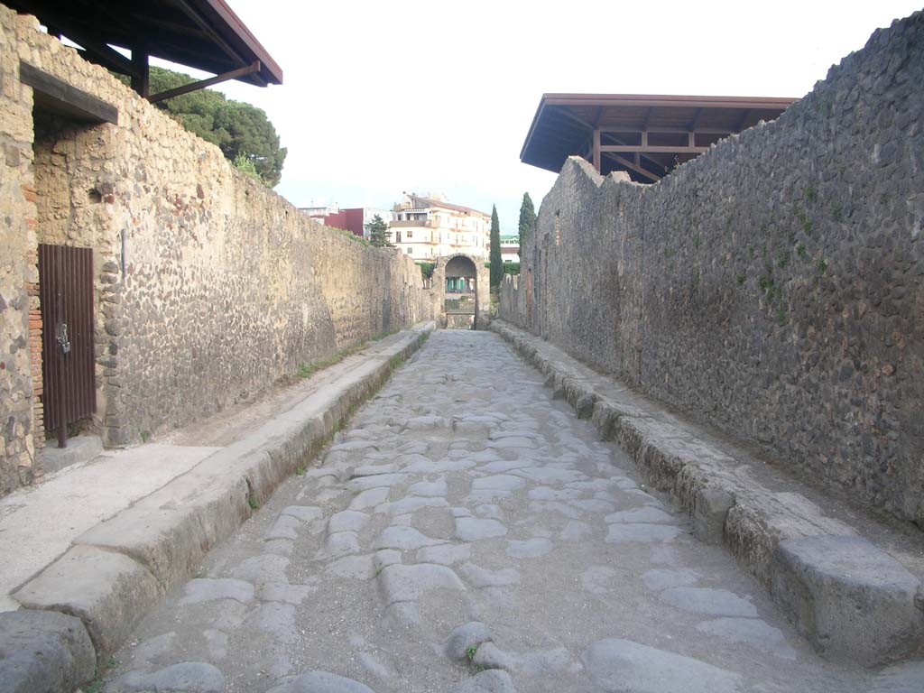 Via di Nocera, Pompeii. May 2010. Looking south between II.8, on left, and I.20, on right. Photo courtesy of Ivo van der Graaff.