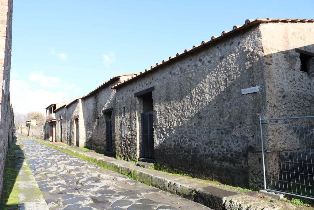 Via di Nocera, east side, Pompeii. December 2018.
Looking north along insula II.9, from junction with Via della Palestra, on right. Photo courtesy of Aude Durand.