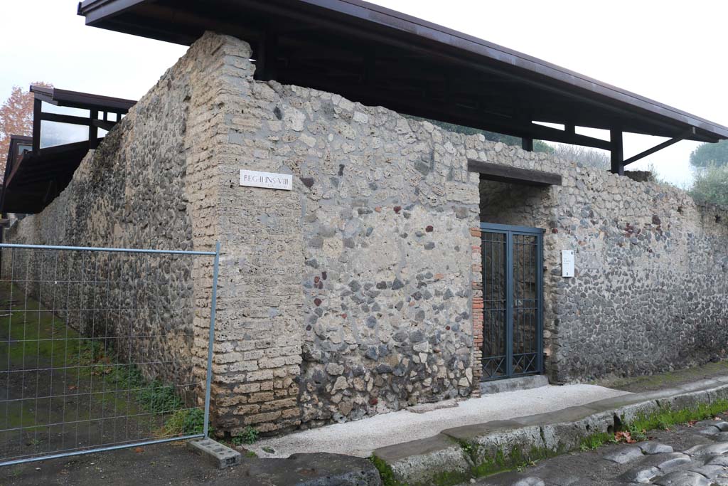 Via di Nocera, Pompeii. December 2018.
Looking east towards doorway on corner of insula II.8, with Via della Palestra, on left. Photo courtesy of Aude Durand.