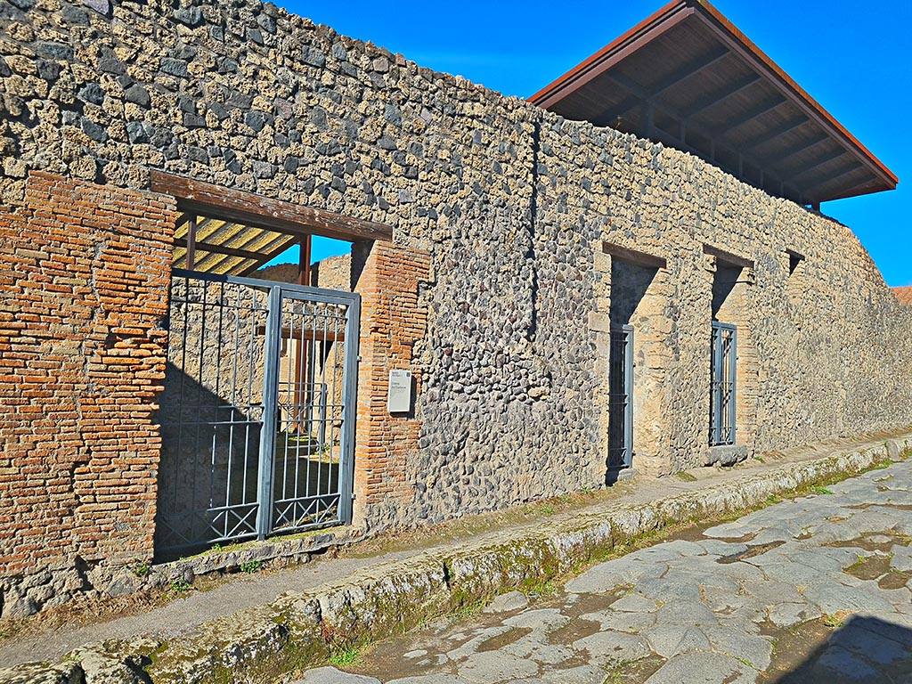 Via di Nocera, Pompeii, west side. October 2024.
Looking west towards doorways to I.20.2, on left, I.20.3, and I.20.4, on right. Photo courtesy of Giuseppe Ciaramella.