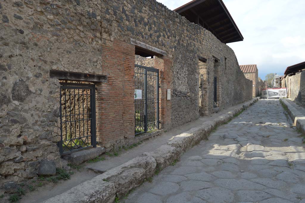 Via di Nocera, west side, Pompeii. October 2017. Looking north from I.20.1, on left, towards I.20.4.
Foto Taylor Lauritsen, ERC Grant 681269 DÉCOR.