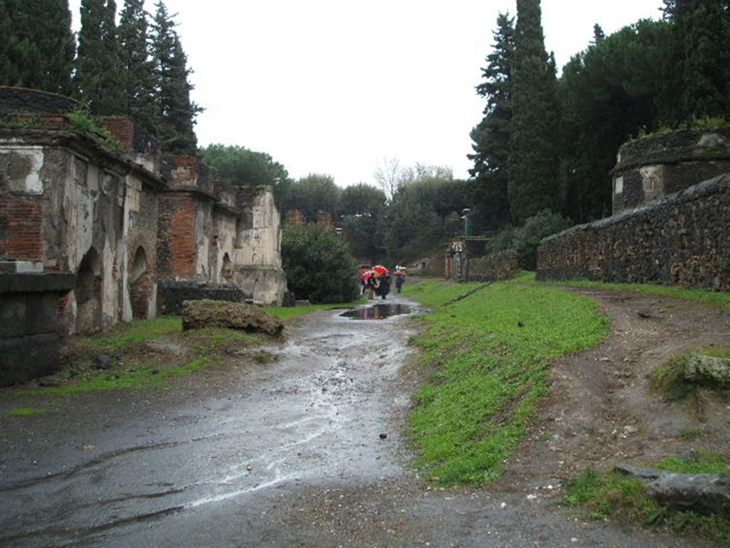 Via di Nocera, December 2004. Looking east from junction with Via delle Tombe.