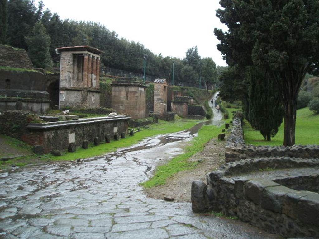 Via di Nocera, December 2004. Looking west from junction with Via delle Tombe.