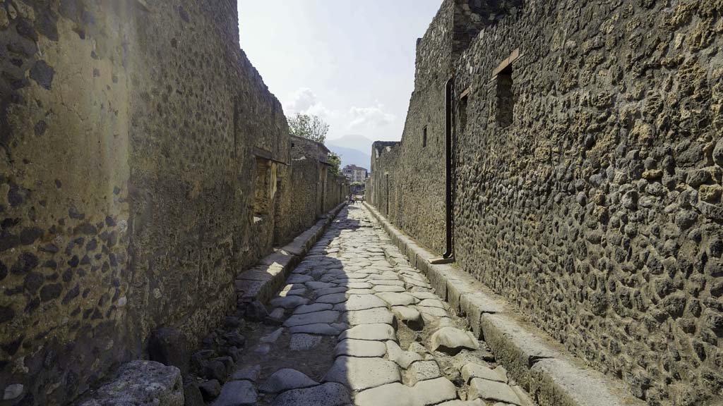 Via di Nocera, Pompeii. August 2021.
Looking south between II.1 and I.13, from junction with Via dell’Abbondanza. Photo courtesy of Robert Hanson.