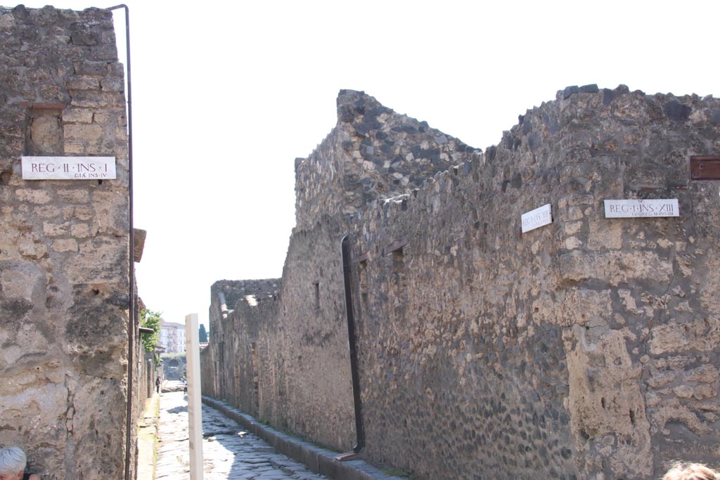 Via di Nocera, west side, Pompeii. October 2022.
Looking south along west side of roadway from junction with Via dell’Abbondanza. Photo courtesy of Klaus Heese.