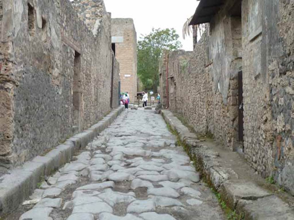 Via di Nocera, May 2010.
Looking north between I.13 and II.1, towards Via dell’Abbondanza, from near I.13.6 on left and II.1.12 on right.