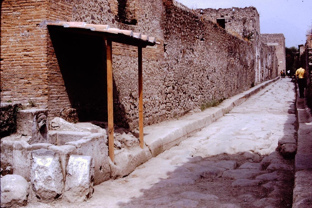 Via di Nocera, west side, Pompeii. 1972. Looking north along I.13. Photo by Stanley A. Jashemski.
Source: The Wilhelmina and Stanley A. Jashemski archive in the University of Maryland Library, Special Collections (See collection page) and made available under the Creative Commons Attribution-Non Commercial License v.4. See Licence and use details.
J72f0399