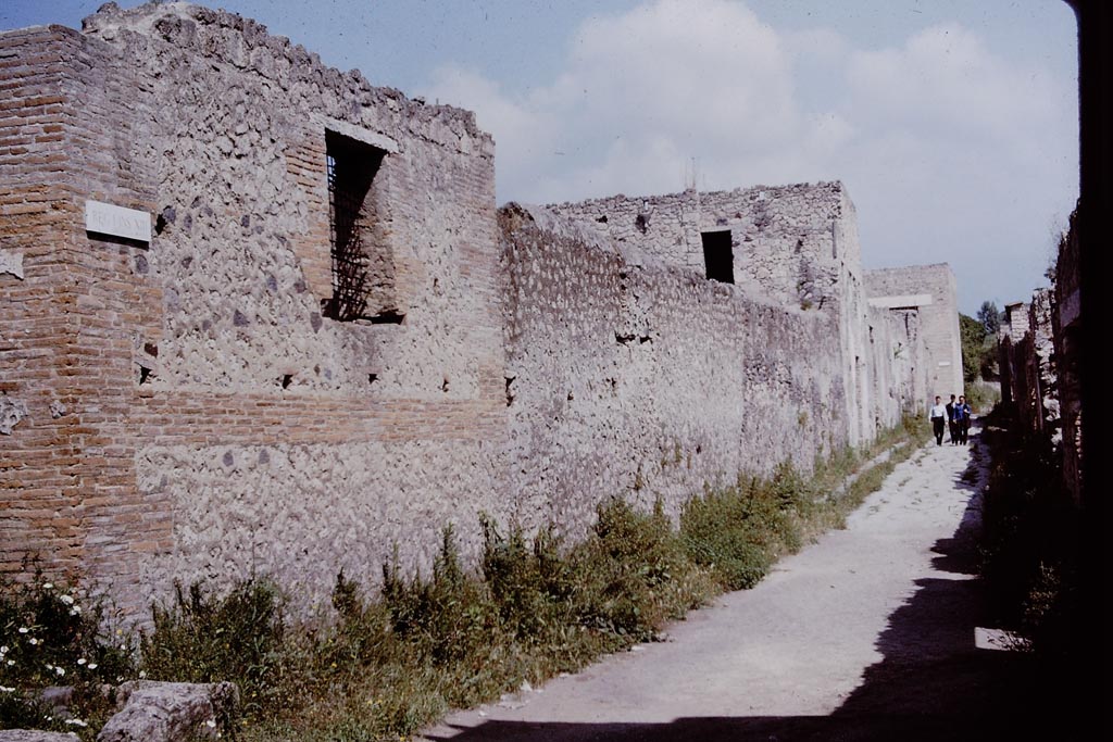 Via di Nocera, west side, Pompeii. 1964. Looking north along I.13 on the west side of Via di Nocera. Photo by Stanley A. Jashemski.
Source: The Wilhelmina and Stanley A. Jashemski archive in the University of Maryland Library, Special Collections (See collection page) and made available under the Creative Commons Attribution-Non Commercial License v.4. See Licence and use details.
J64f1120