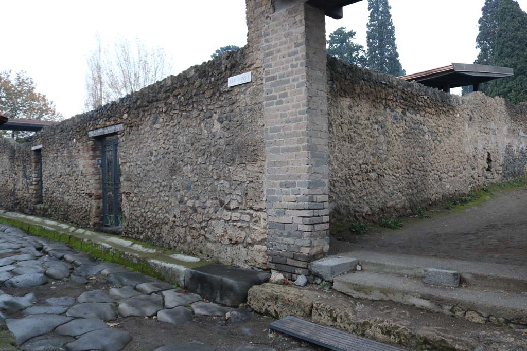 Via di Nocera, east side, Pompeii. December 2018.
Looking north-east towards entrance doorways of II.1.10 and II.1.9, at junction with Via di Castricio, on right. Photo courtesy of Aude Durand.