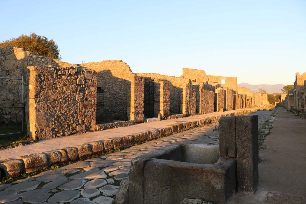 Via di Nola, north side. December 2018.
Looking north-east along insula V.3 and V.4, from near fountain at IX.8.1, on south side. Photo courtesy of Aude Durand.