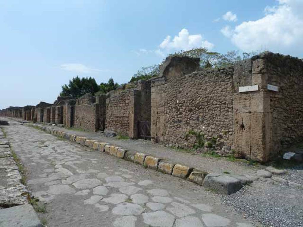 Via di Nola, north side, May 2010. Looking west along V.3, from near V.3.8 and junction with Vicolo di Lucrezio Frontone.