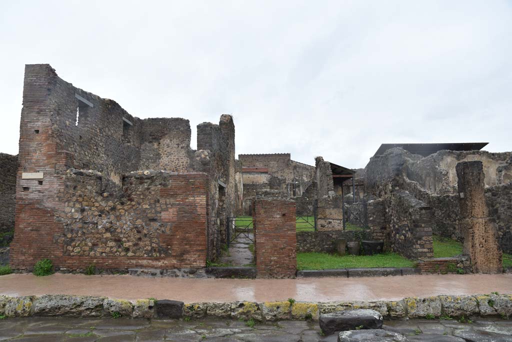 Via di Nola, north side, Pompeii. March 2018. Looking north towards entrance doorways at V.4.1, V.4.2 and V.4.3.
Foto Annette Haug, ERC Grant 681269 DÉCOR.