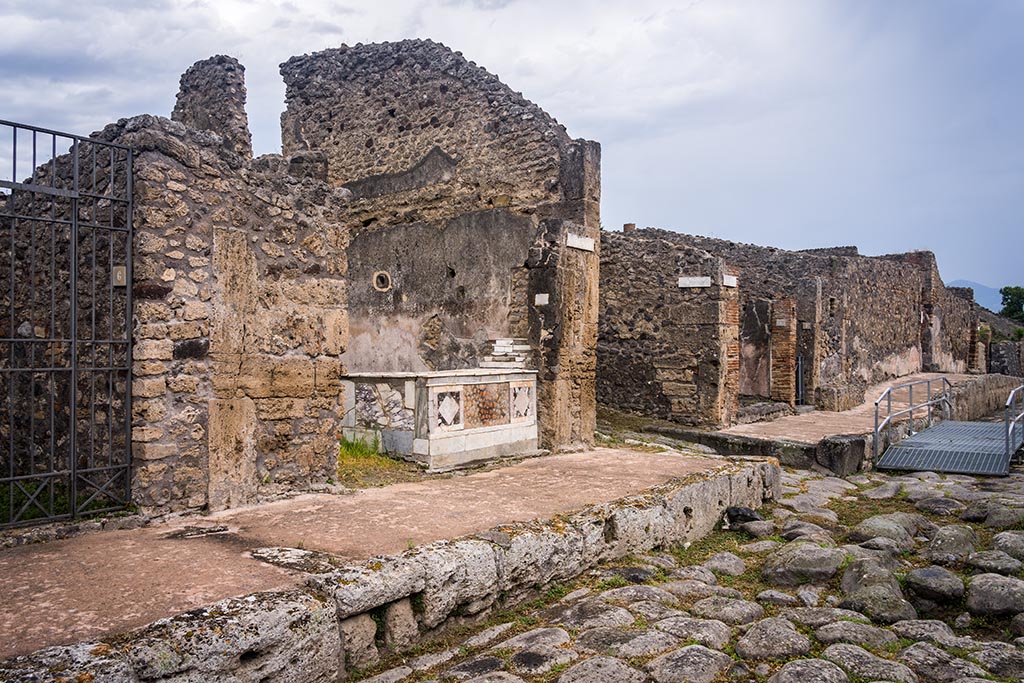 Via di Nola, north side, Pompeii. July 2024.
Entrance doorways to V.4.6 and 7, on corner of Vicolo dei Gladiatori. Photo courtesy of Johannes Eber.