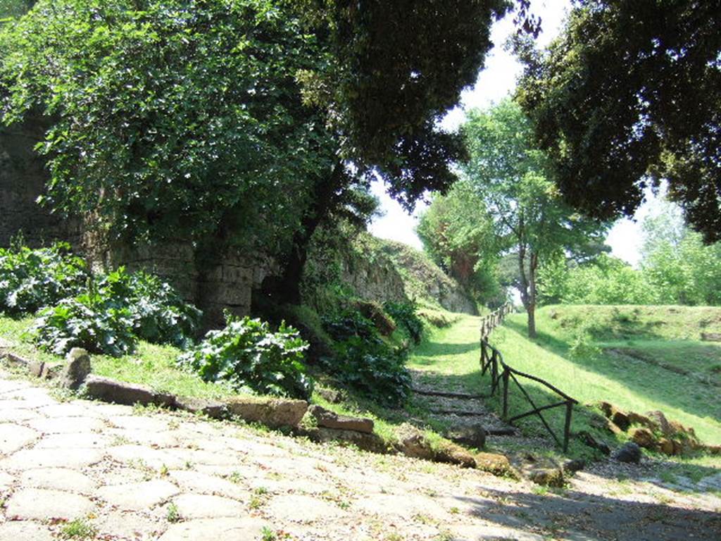Via di Nola, north side. May 2006. Looking along the city walls from the Nola Gate.