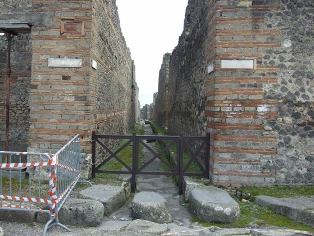 Via di Nola. Looking south into Vicolo di Tesmo between IX.5 and IX.4. March 2009.