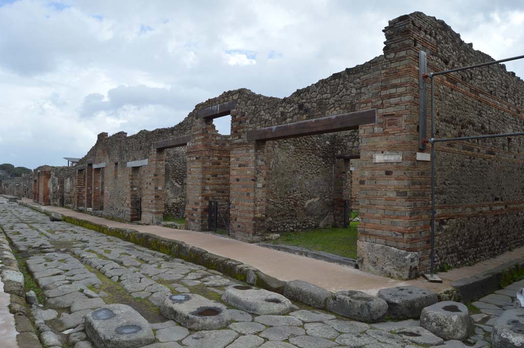 Via di Nola, south side, Pompeii. March 2018. Looking east from IX.5.1, on right, next to Vicolo di Tesmo.
Foto Taylor Lauritsen, ERC Grant 681269 DÉCOR.