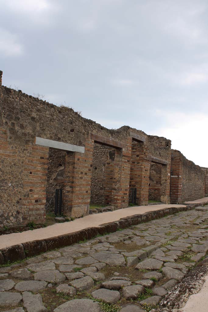 Via di Nola, south side, Pompeii. May 2019.
Looking west from IX.5.4, on left, to IX.5.1, and entrance to Vicolo di Tesmo, on right.
Foto Christian Beck, ERC Grant 681269 DÉCOR.
