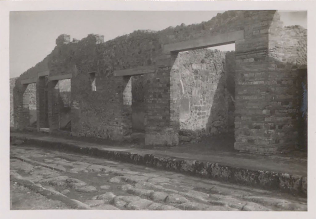 Via di Nola, Pompeii, south side. Pre-1942. Looking towards entrance doorways of IX.5.7, on left, then IX.5.6, 5, 4, 3 and IX.5.2, on right.
See Warscher, T. 1942. Catalogo illustrato degli affreschi del Museo Nazionale di Napoli. Sala LXXX. Vol.2. Rome, Swedish Institute
DAIR 40.812. Photo © Deutsches Archäologisches Institut, Abteilung Rom, Arkiv.