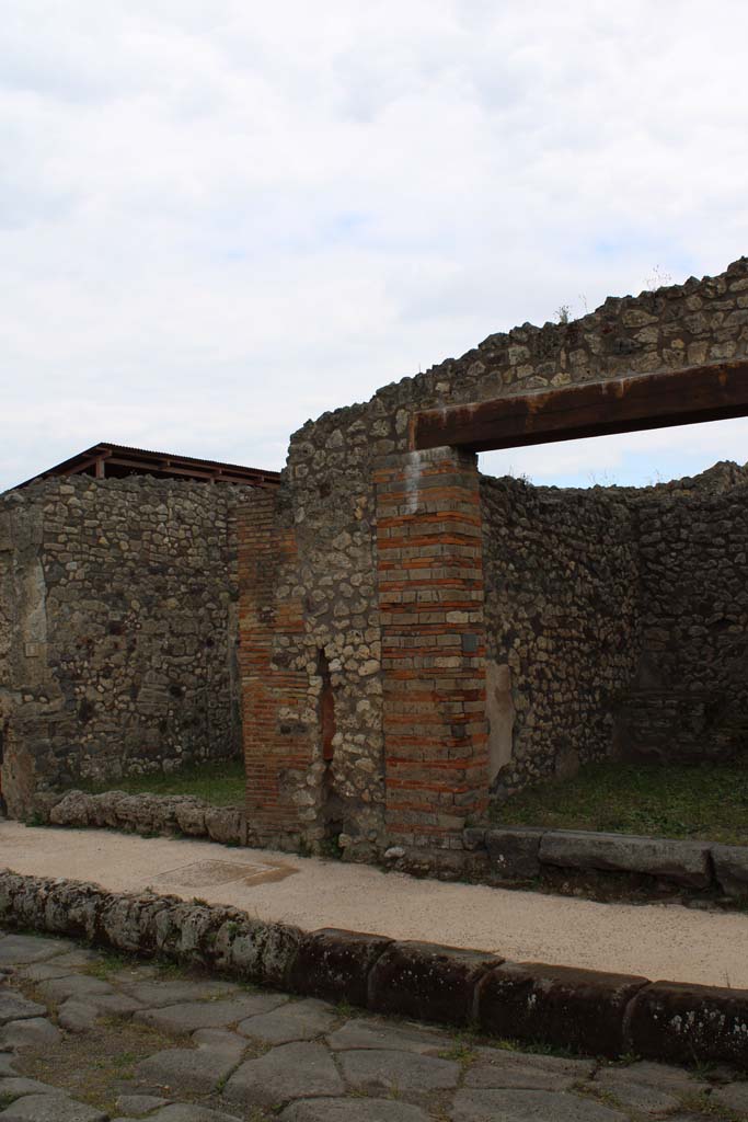 Via di Nola, south side, Pompeii. May 2019.
Looking towards entrance doorways to IX.5.8, on left, and IX.5.7, on right.
Foto Christian Beck, ERC Grant 681269 DÉCOR.
