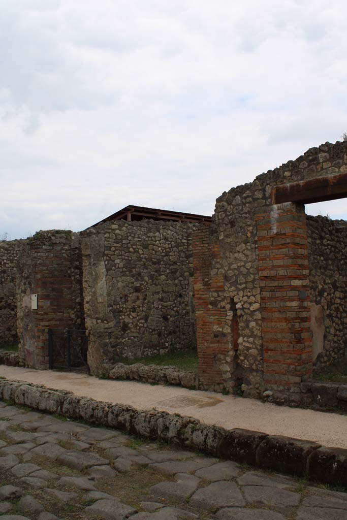Via di Nola, south side, Pompeii. May 2019.
Entrance doorways to IX.5.9, on left, and IX.5.8, in centre.
Foto Christian Beck, ERC Grant 681269 DÉCOR.