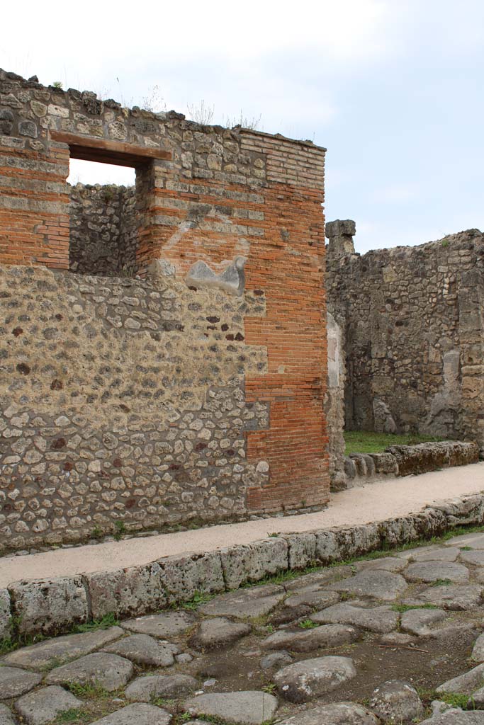 Via di Nola, south side, Pompeii. May 2019.
Looking towards IX.5.10, on right, and front façade of IX.5.11, on left.
Foto Christian Beck, ERC Grant 681269 DÉCOR.