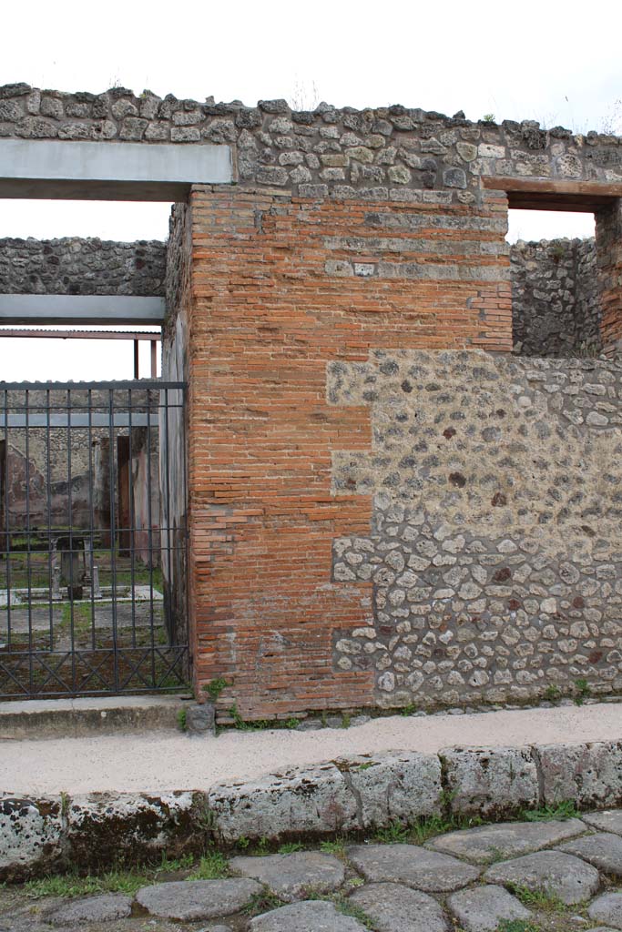 Via di Nola, south side, Pompeii. May 2019.
Front façade on west side of entrance doorway into IX.5.11.
Foto Christian Beck, ERC Grant 681269 DÉCOR.