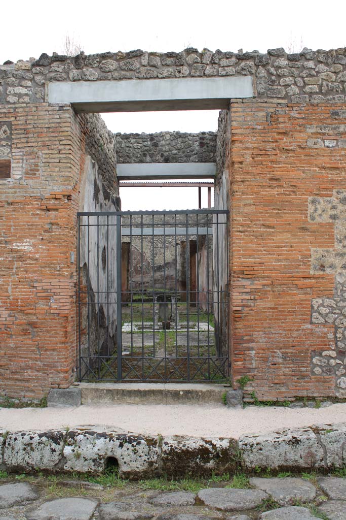 Via di Nola, south side, Pompeii. May 2019. Entrance doorway into IX.5.11.
Foto Christian Beck, ERC Grant 681269 DÉCOR.