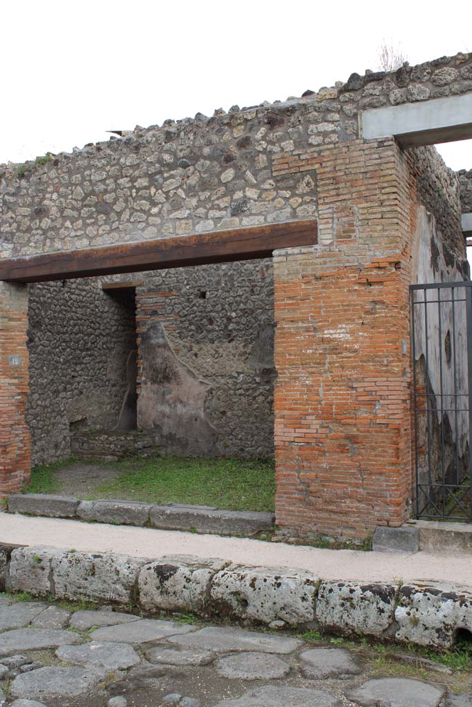 Via di Nola, south side, Pompeii. May 2019.
Entrance doorway to IX.5.12, on left, and IX.5.11, on right.
Foto Christian Beck, ERC Grant 681269 DÉCOR.