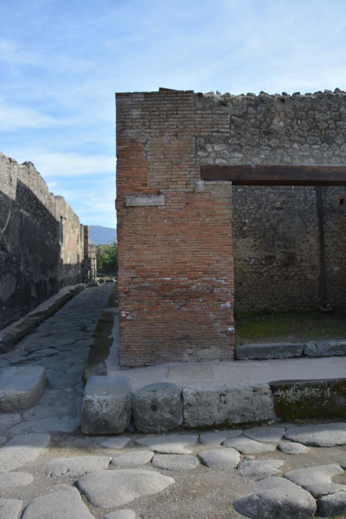 Via di Nola, south side, Pompeii. March 2017.
Looking south to pilaster on east side of doorway of IX.5.12 on corner junction with Vicolo del Centenario.
Foto Christian Beck, ERC Grant 681269 DÉCOR.