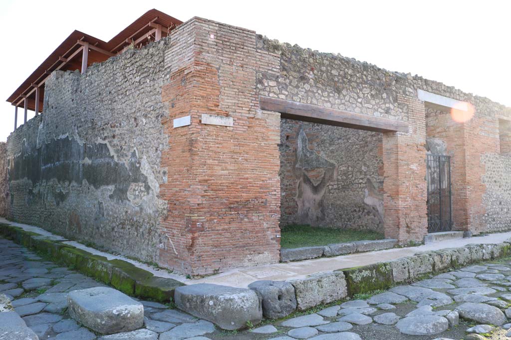 Via di Nola at IX.5.12, in centre, Pompeii. December 2018.
Looking south-west towards shop on junction between Vicolo del Centenario, on left, and Via di Nola, on right.
Photo courtesy of Aude Durand.