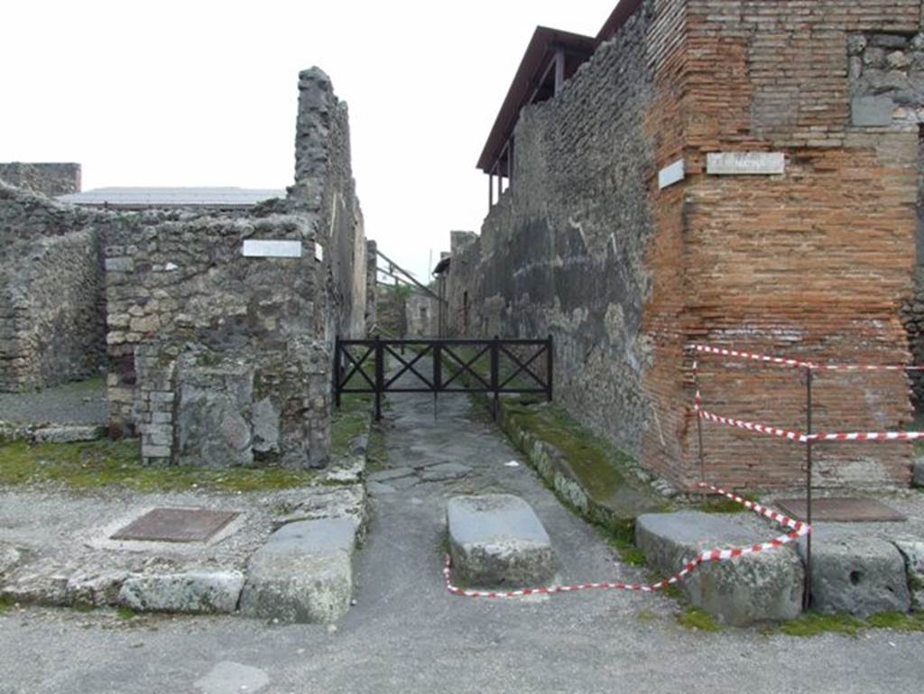 Via di Nola between IX.8 and IX.5. Looking south from junction with Vicolo del Centenario. March 2009.