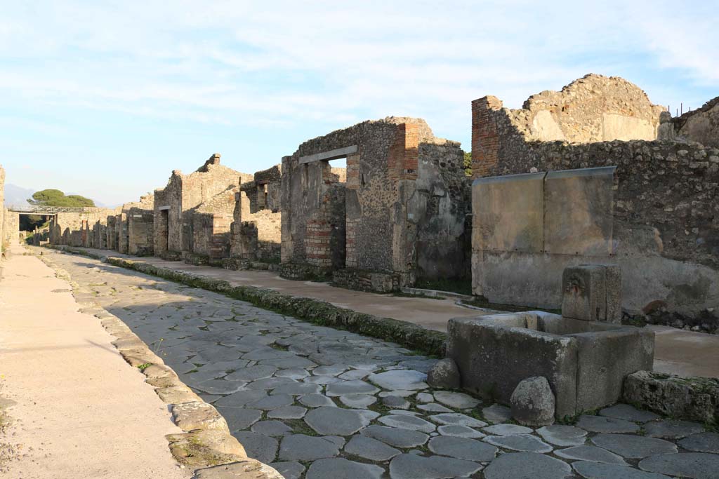 Via di Nola, south side, Pompeii. December 2018.
Looking east from fountain outside IX.8.1, along Insulae 8, 9 and 10 of Reg. IX. Photo courtesy of Aude Durand.