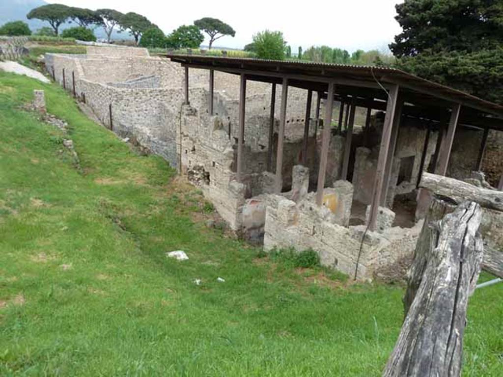 Unnamed vicolo on the west side of IX.14.c, with the modern road bridge on top of it at the Via Nola end, Pompeii. May 2010. Site of small unexcavated vicolo, showing the west side of IX.14, and the east rear unexcavated side of IX.10. Looking north.