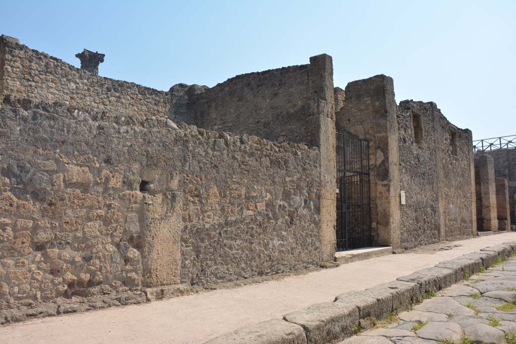 Via di Nola, south side, Pompeii. July 2017. Looking west along front façade towards IX.14.4, in centre.
Foto Annette Haug, ERC Grant 681269 DÉCOR.