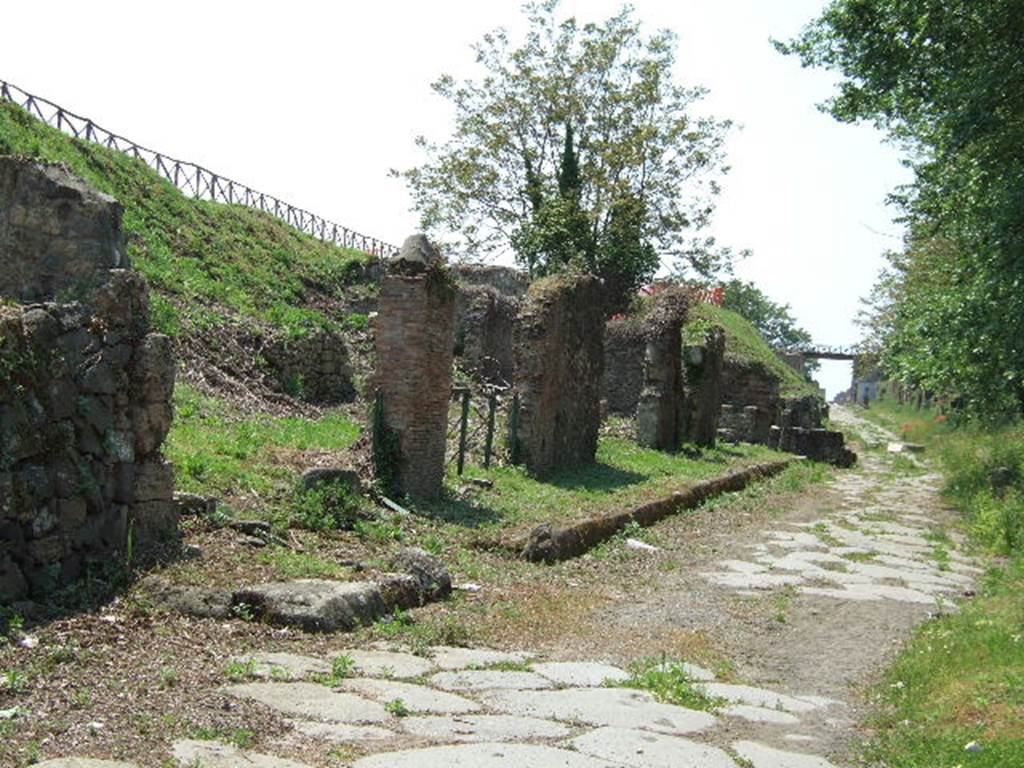 Via di Nola, south side. May 2006. Looking west along III.11, from junction with unnamed vicolo.