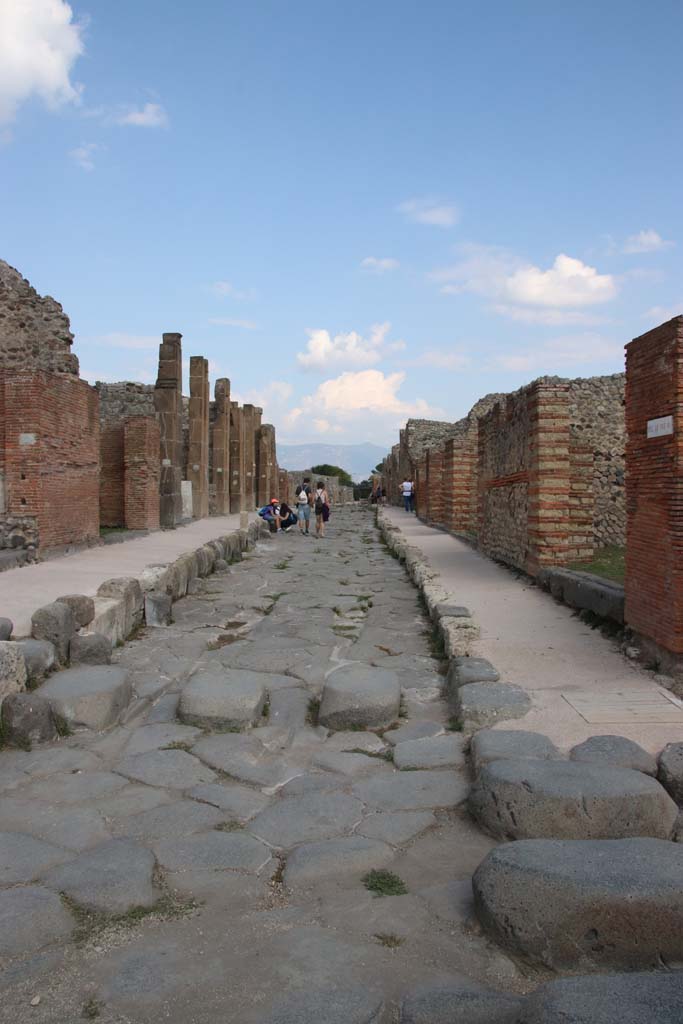 Via di Nola, September 2017.
Looking east between V.1 and IX.4, from near junction with Via Stabiana.
Photo courtesy of Klaus Heese.