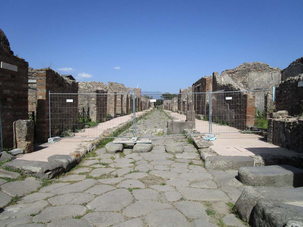 Via di Nola, Pompeii. April 2019.
Looking east between V.3 and IX.8, from junction with Vicolo dei balconi, on left, and Vicolo del Centenario, on right.
Photo courtesy of Rick Bauer.