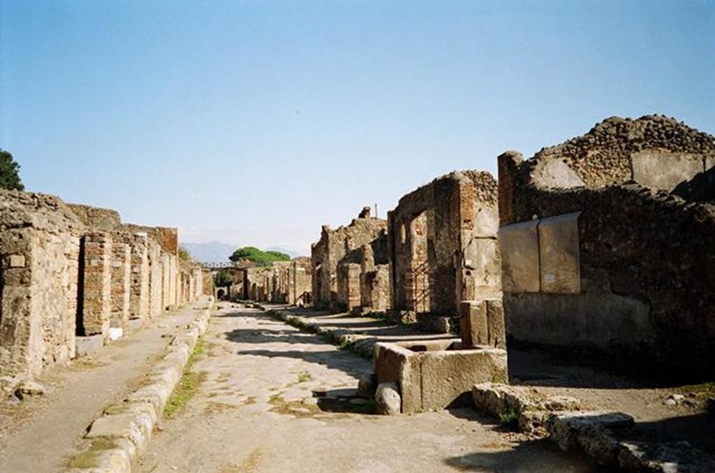 Via di Nola between V.3 and IX.8. Looking east from junction. October 2009. Photo courtesy of Rick Bauer.
