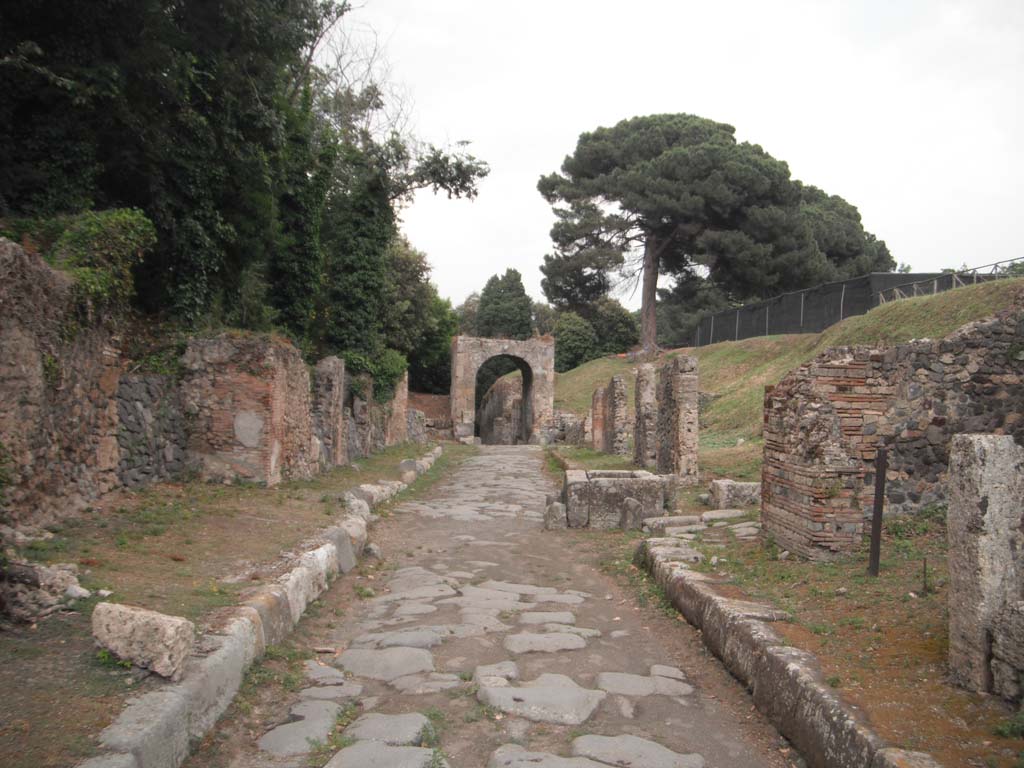 Via di Nola, Pompeii. May 2011.
Looking east towards Nola Gate, with IV.4, on left and III.10, on right. Photo courtesy of Ivo van der Graaff.