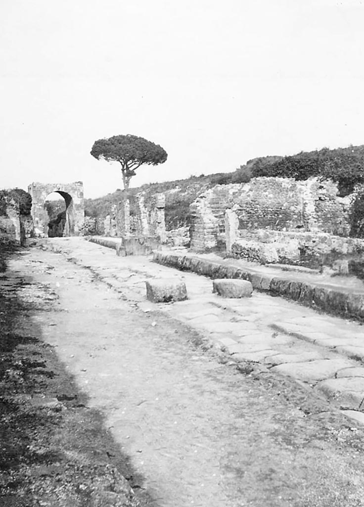 Via di Nola, Pompeii. 1933.
Looking east towards the Nola Gate, and fountain on south side near III.11. Photo courtesy of Peter Woods.
